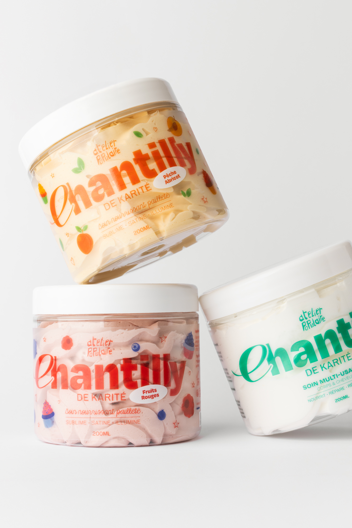 Trois pots de Chantilly de karité, parfums pêche abricot, fruits rouges et neutre.